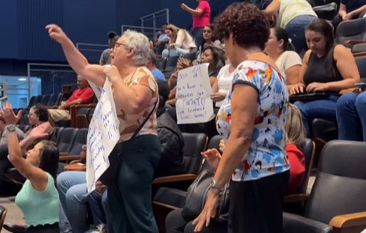 Moradores dos condomínios Frei Tito E Nelson Mandela se manifestam na câmara nesta quarta (25)