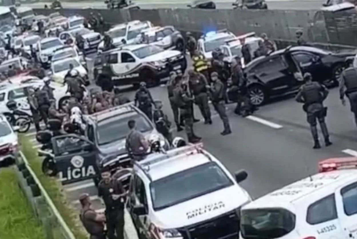 PM da reserva é baleado por colegas após disparos em casa e perseguição em rodovia do litoral