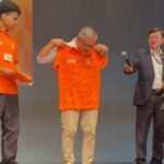 Prefeito Marcelo Lima ganhou de presente duas camisetas autografadas por alunos da Faculdade Municipal