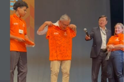 Prefeito Marcelo Lima ganhou de presente duas camisetas autografadas por alunos da Faculdade Municipal