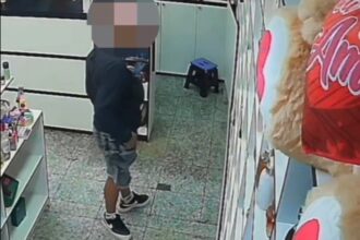 Câmera de segurança flagra furto em perfumaria dentro de supermercado no Taboão