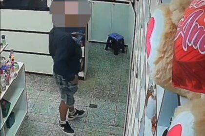 Câmera de segurança flagra furto em perfumaria dentro de supermercado no Taboão