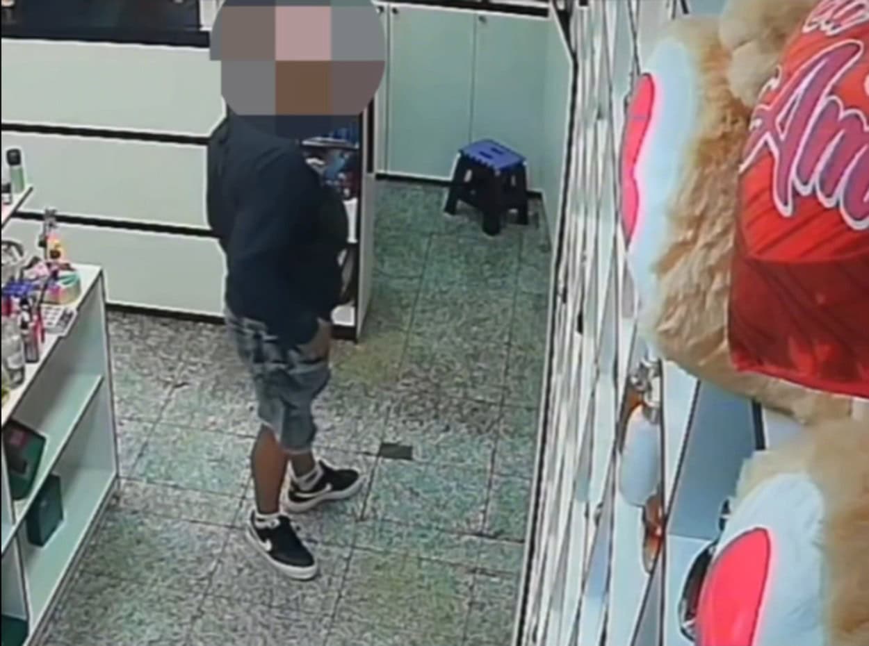 Câmera de segurança flagra furto em perfumaria dentro de supermercado no Taboão