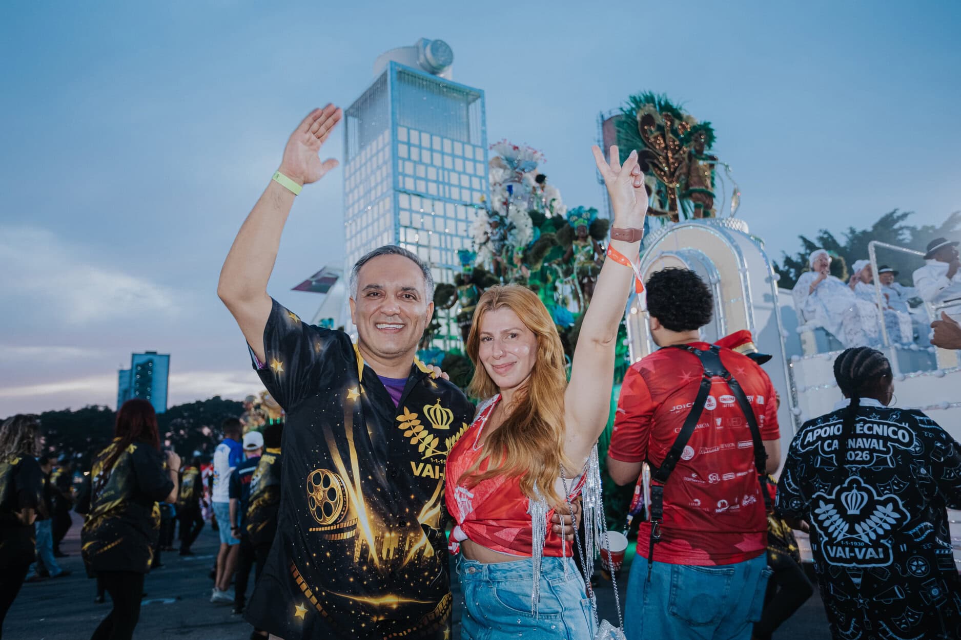Prefeito Marcelo Lima e a vice Jéssica Cormick estiveram no Sambódromo.