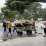 Sob forte comoção e chuva, corpo de vendedora morta em shopping é sepultado em São Bernardo