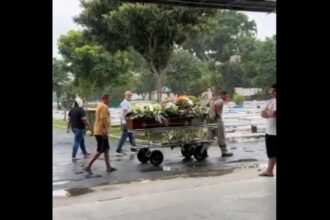 Sob forte comoção e chuva, corpo de vendedora morta em shopping é sepultado em São Bernardo