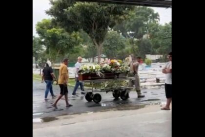 Sob forte comoção e chuva, corpo de vendedora morta em shopping é sepultado em São Bernardo