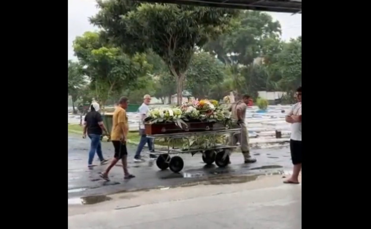 Sob forte comoção e chuva, corpo de vendedora morta em shopping é sepultado em São Bernardo