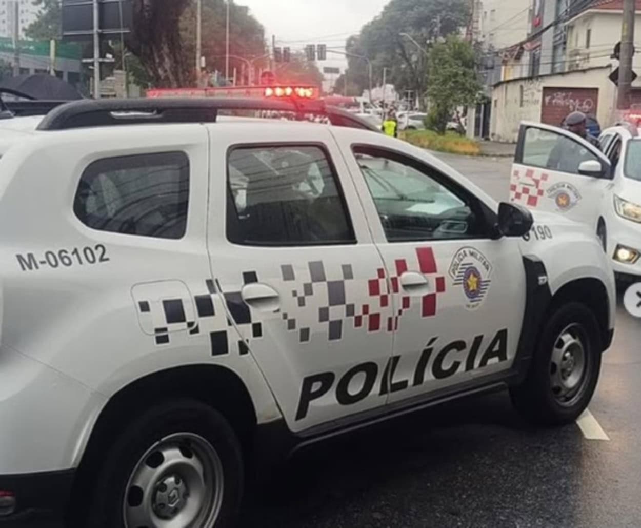 Corpo de Bombeiros e agentes de trânsito isolaram a área onde houve vazamento de gás na avenida Prestes Maia, em São Bernardo