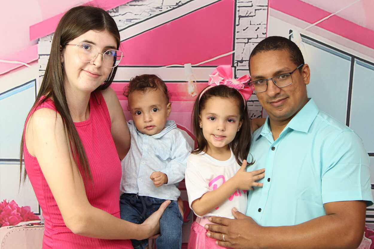Sabrina, Luciano e os dois filhos quando ainda eram casados.