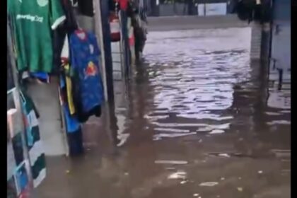 Comerciantes da Praça Lauro Gomes registram estragos da chuva neste sábado