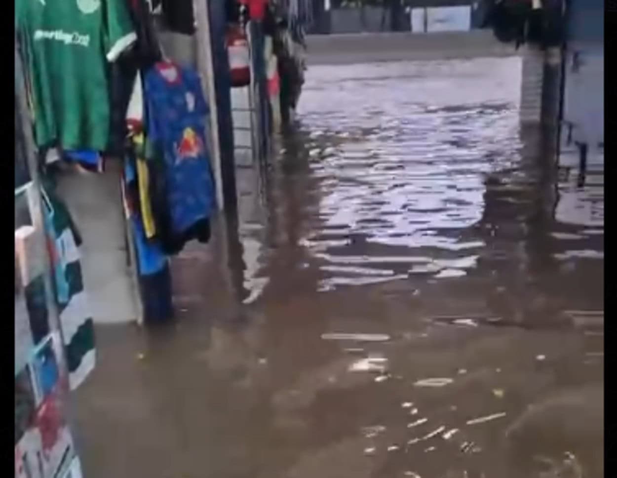 Comerciantes da Praça Lauro Gomes registram estragos da chuva neste sábado