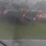 Alagamento causa congestionamento na Rodovia Anchieta e motoristas arriscam manobras irregulares para fugir da água