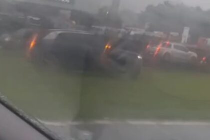 Alagamento causa congestionamento na Rodovia Anchieta e motoristas arriscam manobras irregulares para fugir da água
