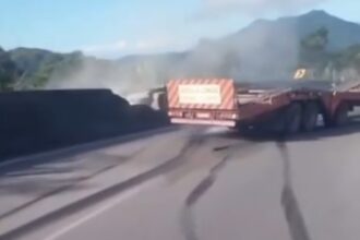 Carreta bate em mureta e interdita Via Anchieta no km 45