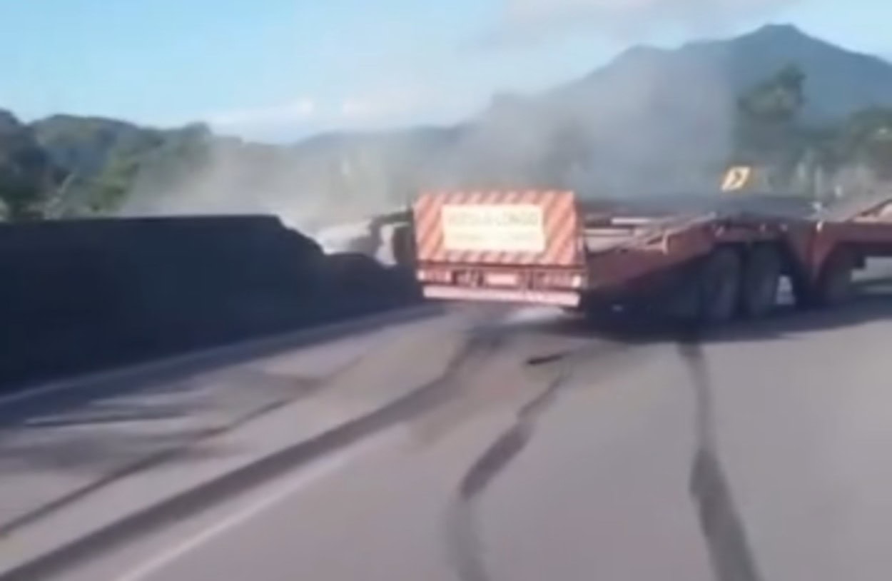 Carreta bate em mureta e interdita Via Anchieta no km 45