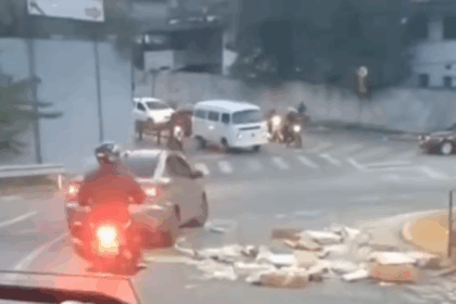 Caminhão frigorífico com carga de carne é saqueado após quase tombamento em Diadema