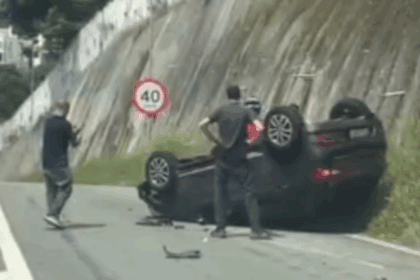 Capotamento no km 22 da Anchieta na tarde desta quinta-feira