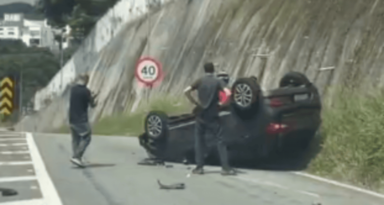 Capotamento no km 22 da Anchieta na tarde desta quinta-feira