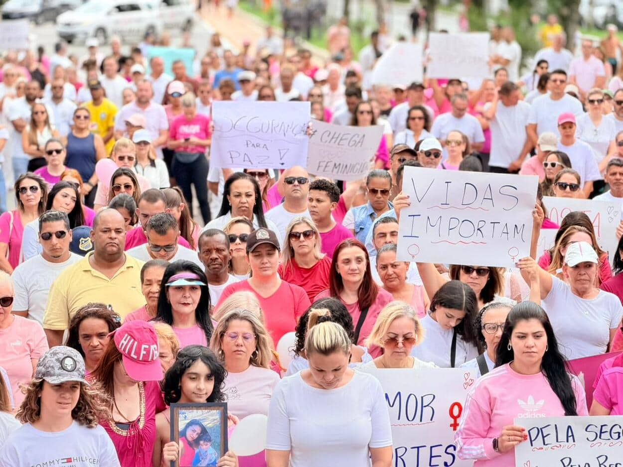 Manifestantes vão às ruas de SBC em caminhada pelo fim da violência contra a mulher
