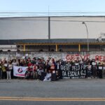 Trabalhadores fazem protesto contra a escala 6x1 na frente da Inylbra em Diadema