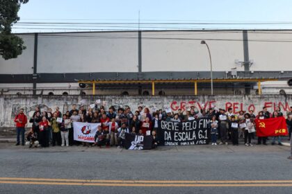 Trabalhadores fazem protesto contra a escala 6x1 na frente da Inylbra em Diadema