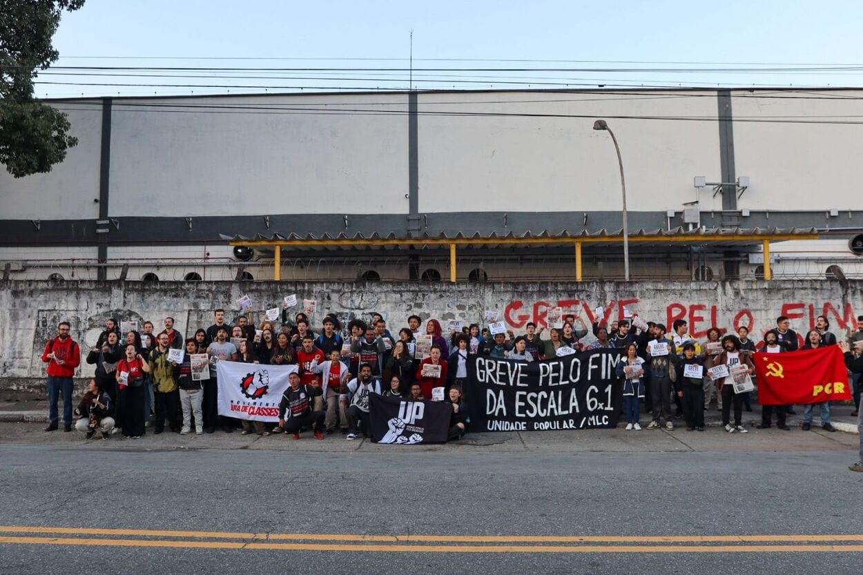 Trabalhadores fazem protesto contra a escala 6x1 na frente da Inylbra em Diadema