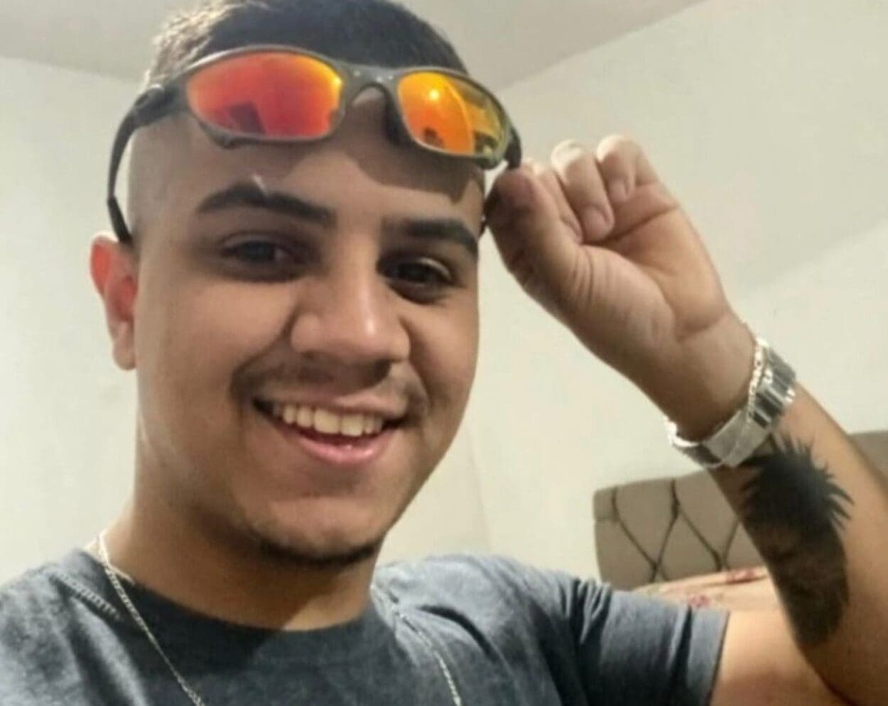 Vítima identificada como Gustavo, morador do Jardim Silvina, chegou a ser socorrida, mas não resistiu aos ferimentos; amigos e familiares prestam homenagens nas redes sociais