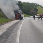 Caminhão com produtos químicos pega fogo no Rodoanel em Ribeirão Pires