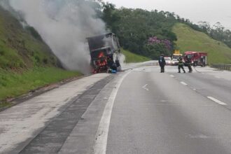 Caminhão com produtos químicos pega fogo no Rodoanel em Ribeirão Pires