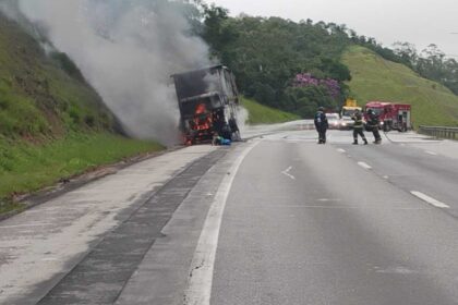Caminhão com produtos químicos pega fogo no Rodoanel em Ribeirão Pires