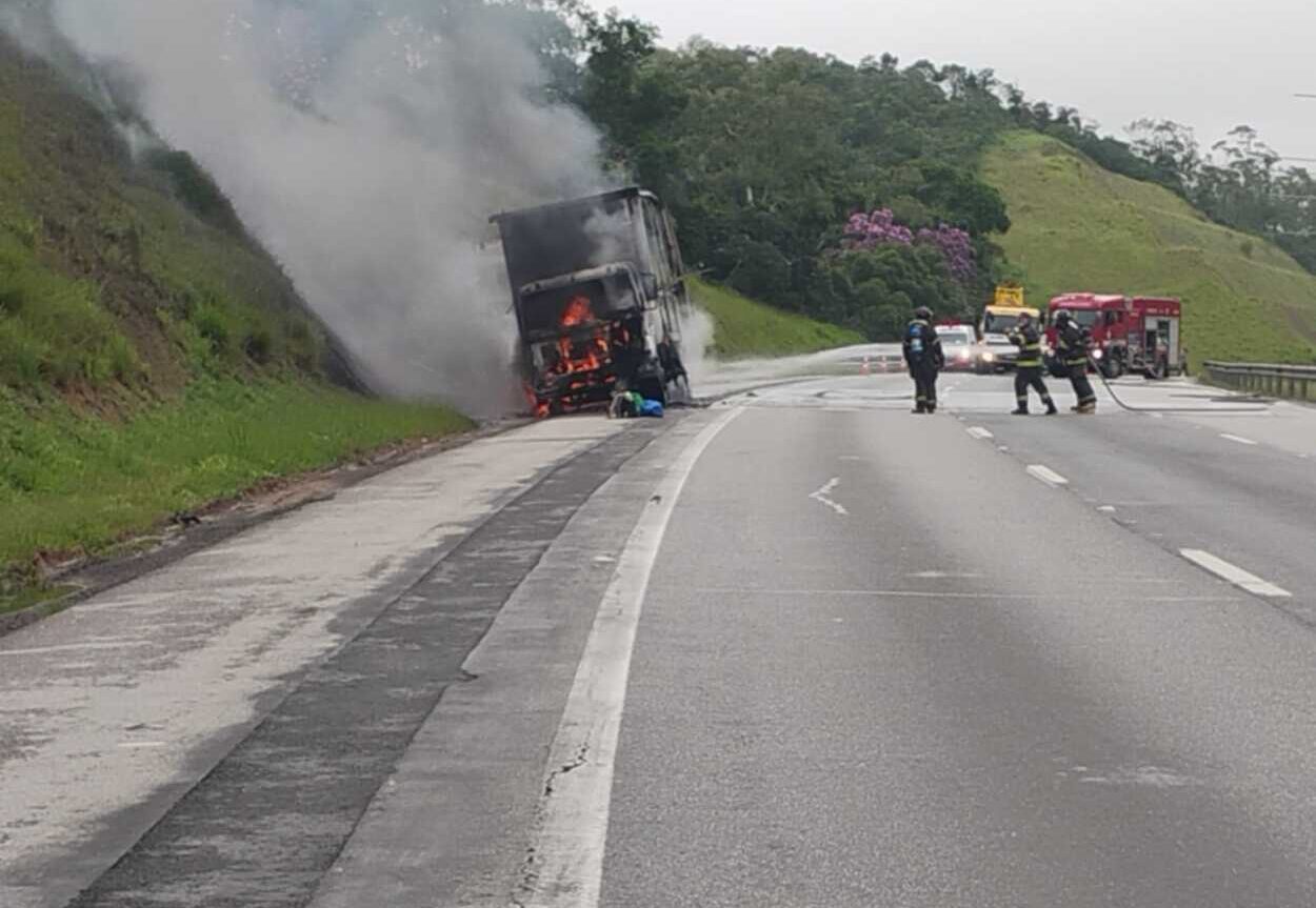 Caminhão com produtos químicos pega fogo no Rodoanel em Ribeirão Pires