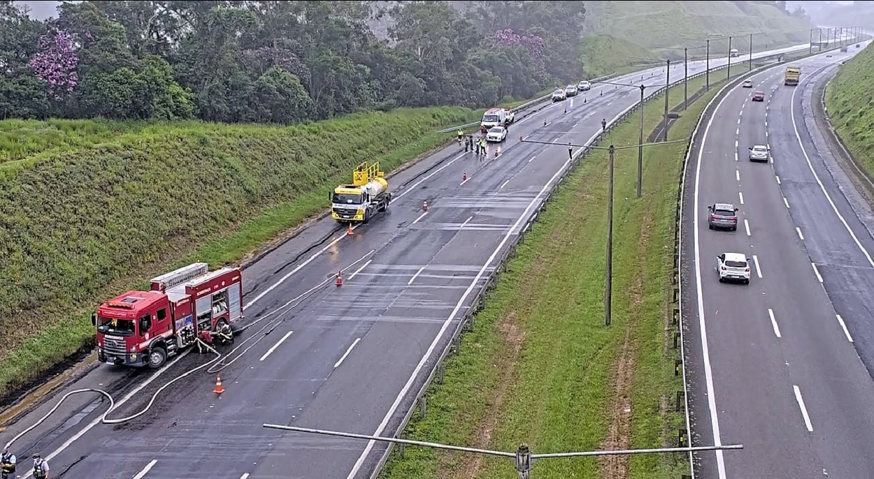 Incêndio com carga perigosa de peróxido de hidrogênio e ácido acético causa bloqueio total e 8 quilômetros de congestionamento no Trecho Sul