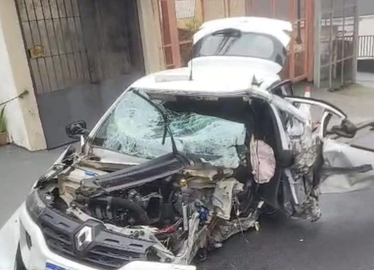 Colisão contra poste deixa um morto e dois feridos em São Bernardo