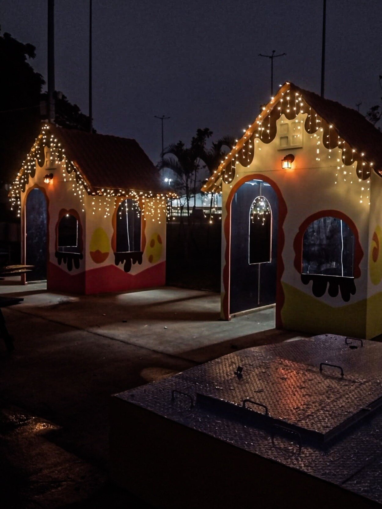 Vila de Páscoa é formada por 10 casinhas de madeira ornamentadas com símbolos alusivos à Páscoa, ao final de um túnel de luz de 40 metros