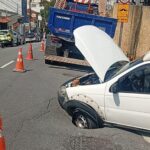 Asfalto cede e veículo fica preso em buraco no Rudge Ramos, em São Bernardo