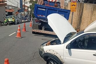 Asfalto cede e veículo fica preso em buraco no Rudge Ramos, em São Bernardo