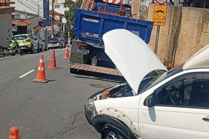 Asfalto cede e veículo fica preso em buraco no Rudge Ramos, em São Bernardo