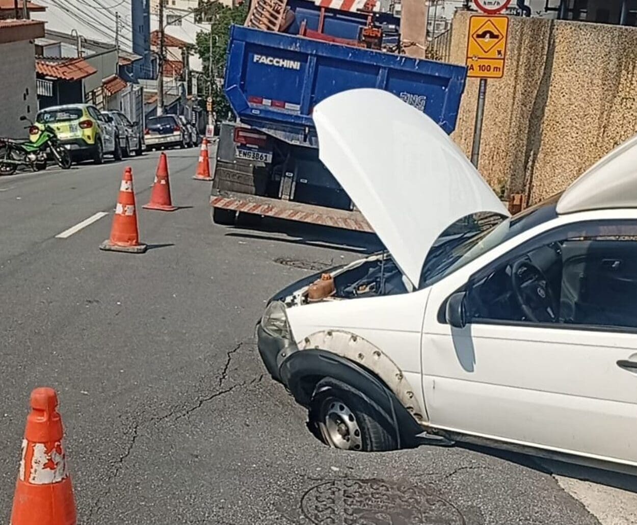 Asfalto cede e veículo fica preso em buraco no Rudge Ramos, em São Bernardo