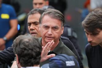 Moraes concede prisão domiciliar por 90 dias a Bolsonaro para tratamento de broncopneumonia