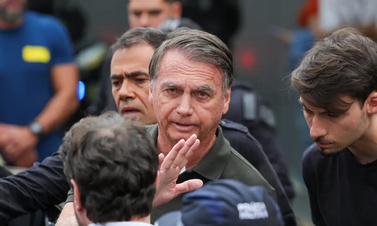Moraes concede prisão domiciliar por 90 dias a Bolsonaro para tratamento de broncopneumonia
