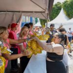  Ao todo, aproximadamente 450 voluntários trabalharam na organização e na entrega dos ovos de Páscoa, em tendas montadas no ginásio.