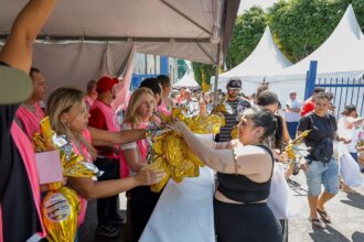  Ao todo, aproximadamente 450 voluntários trabalharam na organização e na entrega dos ovos de Páscoa, em tendas montadas no ginásio.
