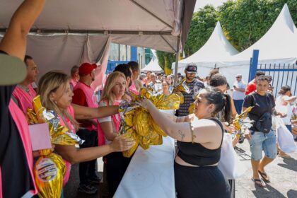  Ao todo, aproximadamente 450 voluntários trabalharam na organização e na entrega dos ovos de Páscoa, em tendas montadas no ginásio.