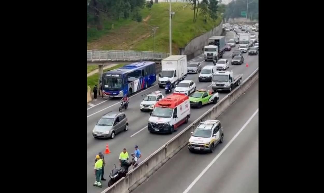 Engavetamento trava a Rodovia Anchieta na manhã desta segunda-feira
