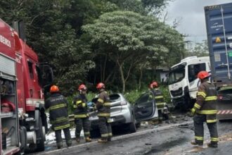 Colisão frontal entre carreta e carros deixa um sem vida na Rodovia Índio Tibiriçá