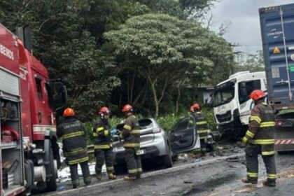 Colisão frontal entre carreta e carros deixa um sem vida na Rodovia Índio Tibiriçá