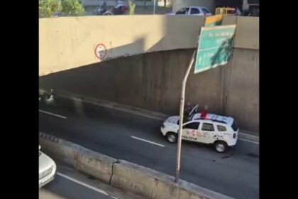 Motociclista de 28 anos morre após colidir com poste na Perimetral, em Santo André