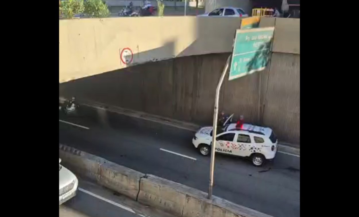Motociclista de 28 anos morre após colidir com poste na Perimetral, em Santo André
