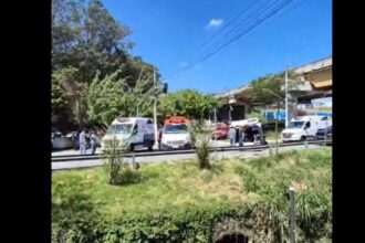 Ambulância capota após colisão com carro de passeio em São Bernardo